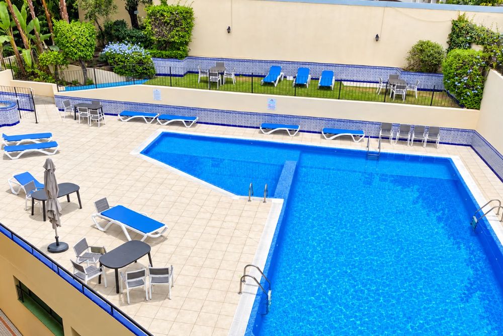 Jumpers 3 bed with parking, pool, gym & balcony